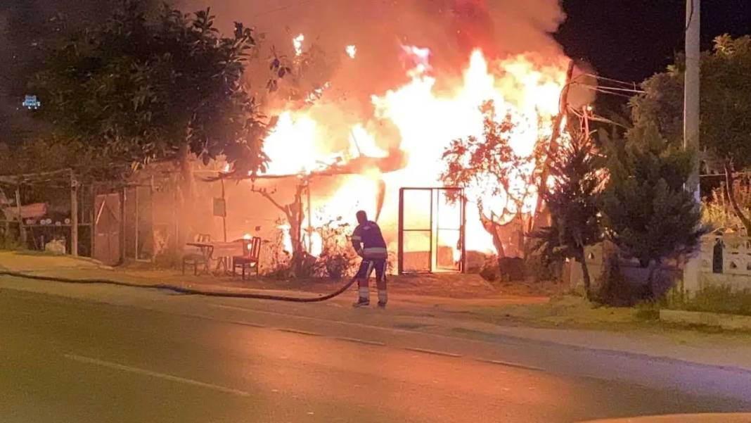Mersin’de Petrol İstasyonunun Yanı Başında Yangın Paniği! 1